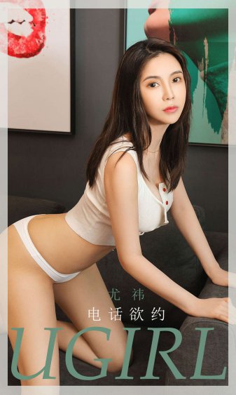 爸爸给女儿看自己的