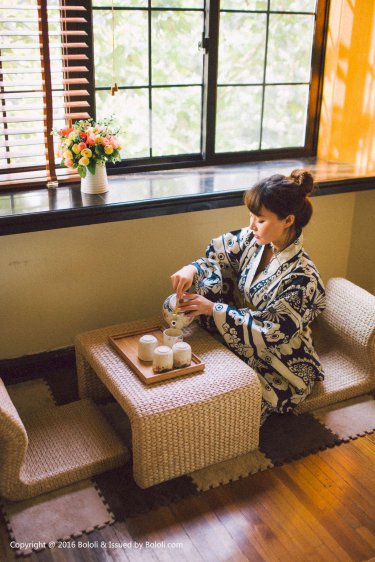 舔高中女生奶头内射视频